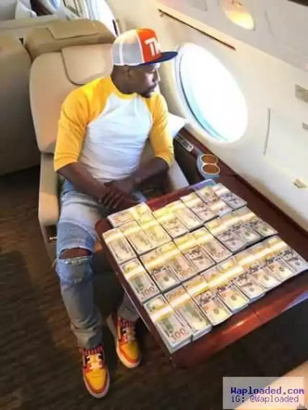 Floyd Mayweather Shows Off Cash In His Private Jet